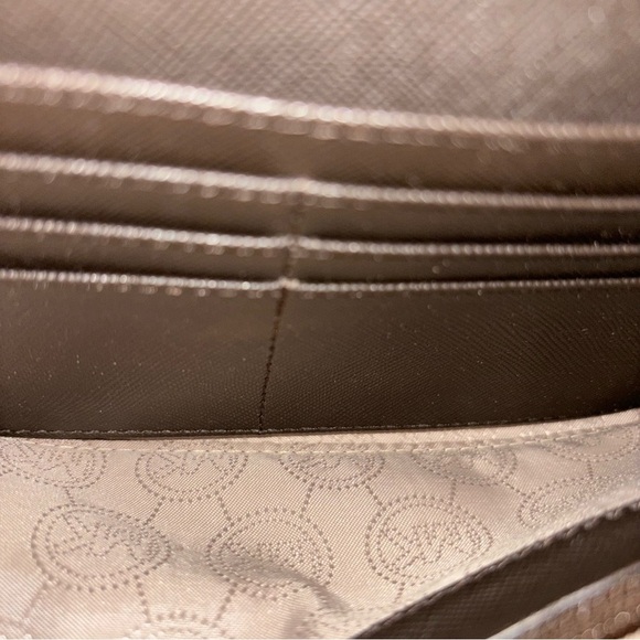 MICHAEL KORS MK Signature Fulton Flap Continental Wallet. - Picture 6 of 14